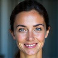 Photo de profil d'Élodie Duval, fondatrice et directrice de Lumière Voyage.